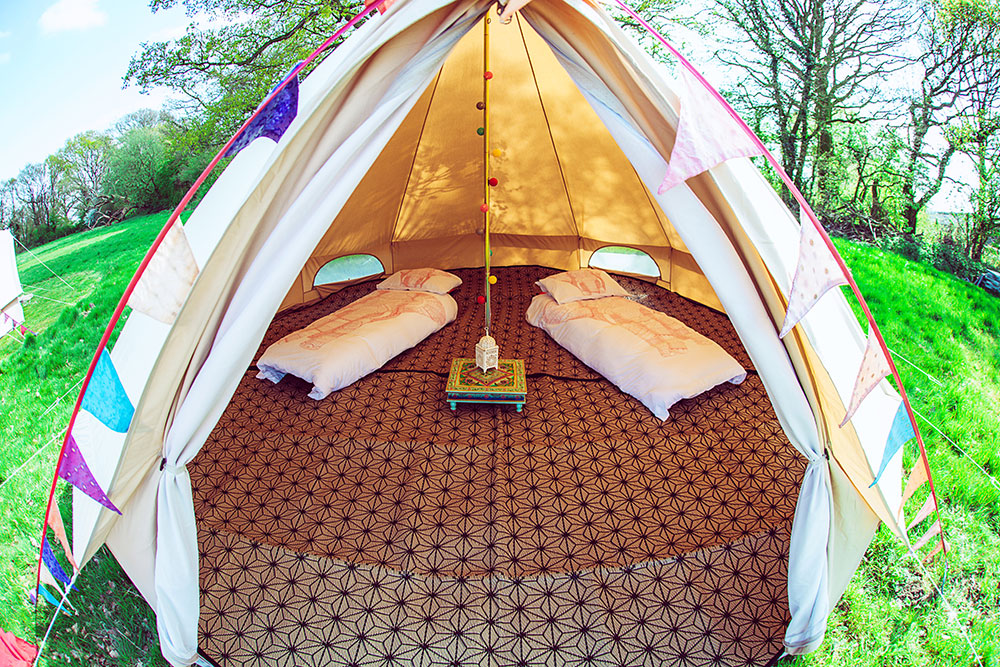 Loveabell tent with 2 single camp beds and bedding